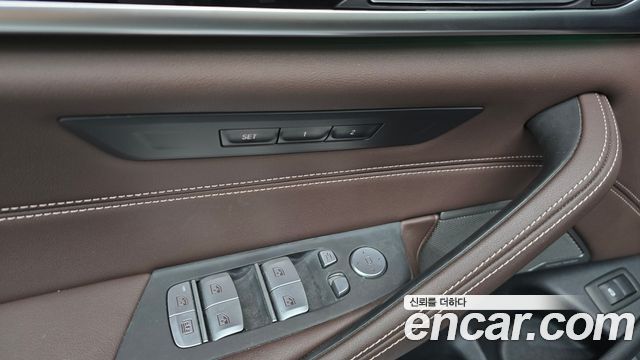 BMW 5-Series 2022 — photo 28