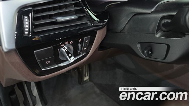 BMW 5-Series 2022 — photo 29