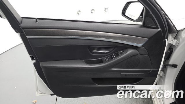 BMW 5-Series 2015 — photo 14