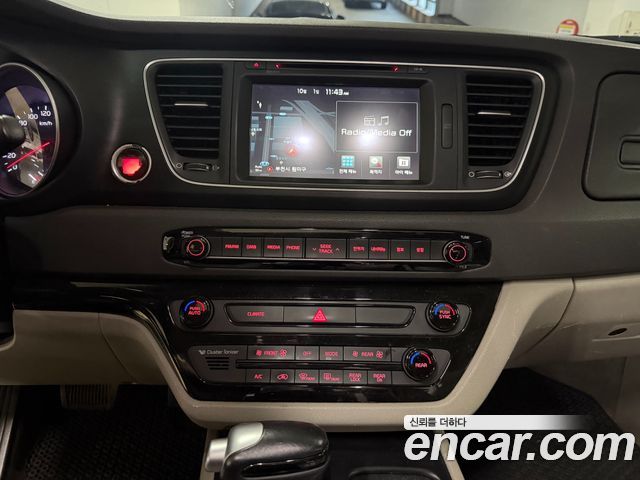 Kia Canival 2015 — photo 12