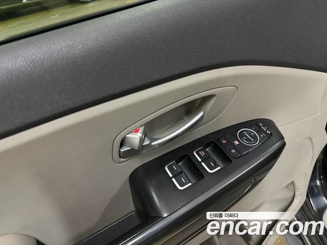 Kia Canival 2015 — photo 17