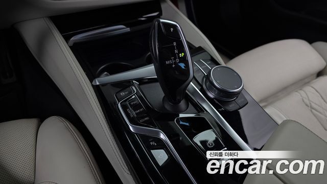 BMW 5-Series 2022 — photo 12