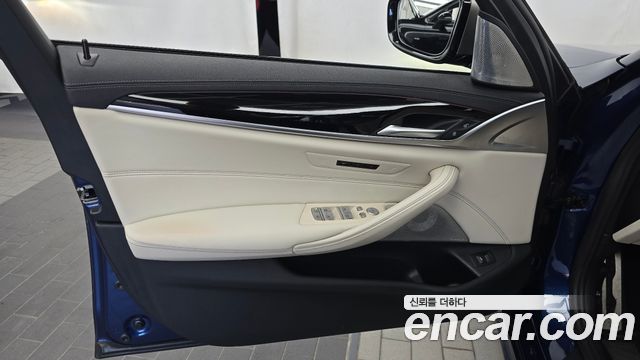 BMW 5-Series 2022 — photo 14