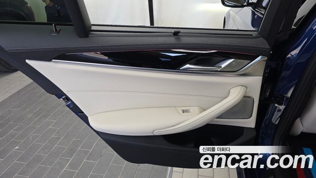 BMW 5-Series 2022 — photo 15