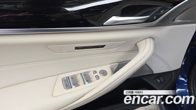 BMW 5-Series 2022 — photo 28