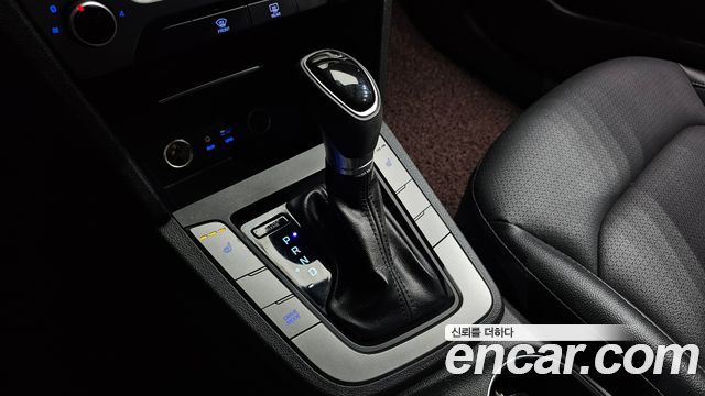 Hyundai AVANTE 2017 — photo 12