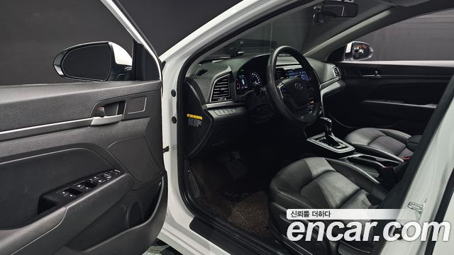 Hyundai AVANTE 2017 — photo 13