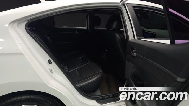 Hyundai AVANTE 2017 — photo 17