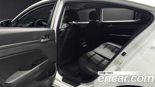 Hyundai AVANTE 2017 — photo 18