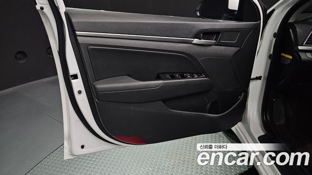 Hyundai AVANTE 2017 — photo 14