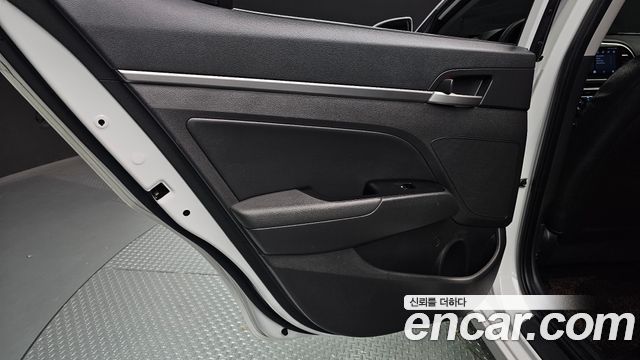 Hyundai AVANTE 2017 — photo 15