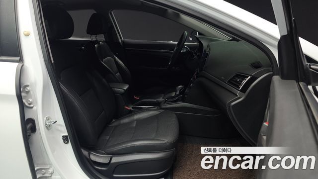Hyundai AVANTE 2017 — photo 16