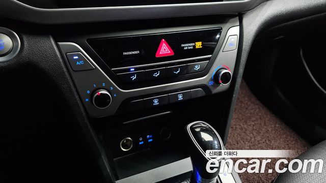 Hyundai AVANTE 2017 — photo 31