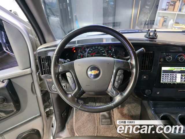 Chevrolet Express Van 2011 — photo 9