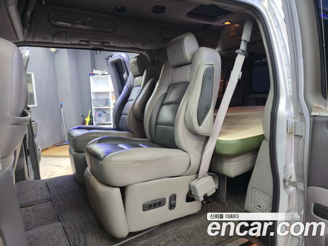 Chevrolet Express Van 2011 — photo 13