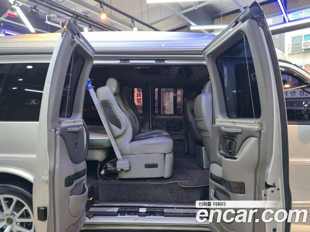 Chevrolet Express Van 2011 — photo 15