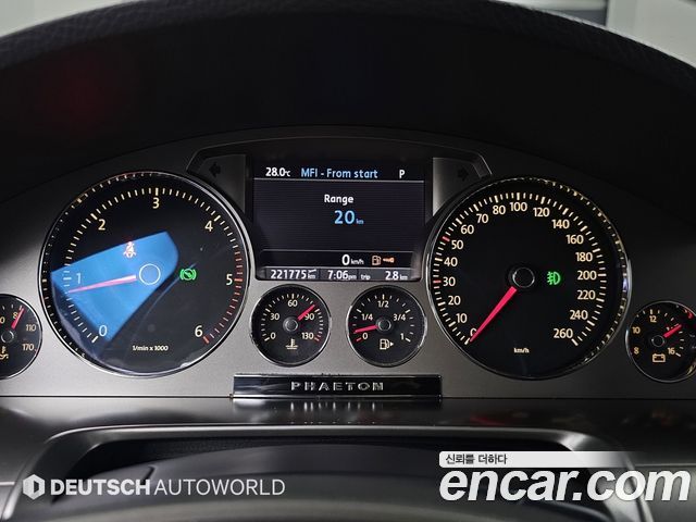 Volkswagen Phaeton 2013 — photo 8