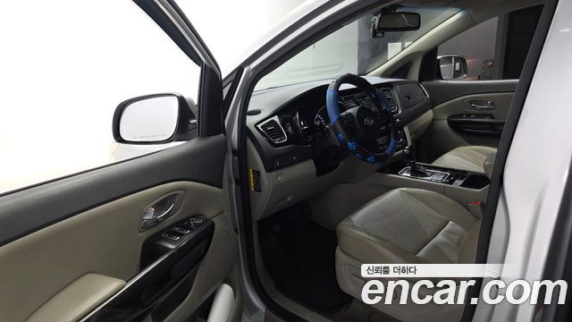 Kia Canival 2015 — photo 10