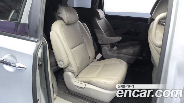 Kia Canival 2015 — photo 11