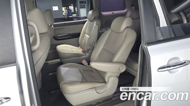 Kia Canival 2015 — photo 12