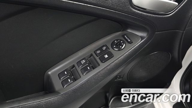 Kia K3 2017 — photo 29