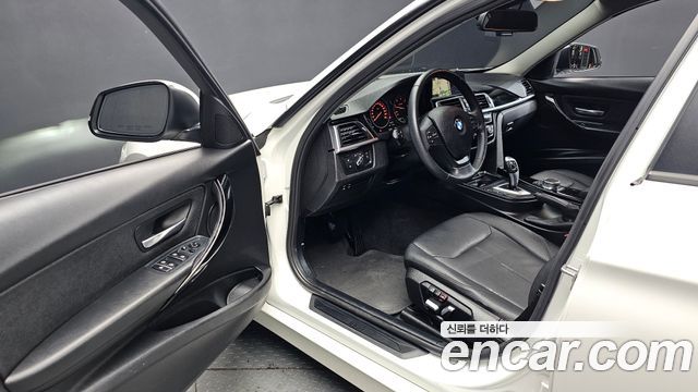 BMW 3-Series 2018 — photo 10