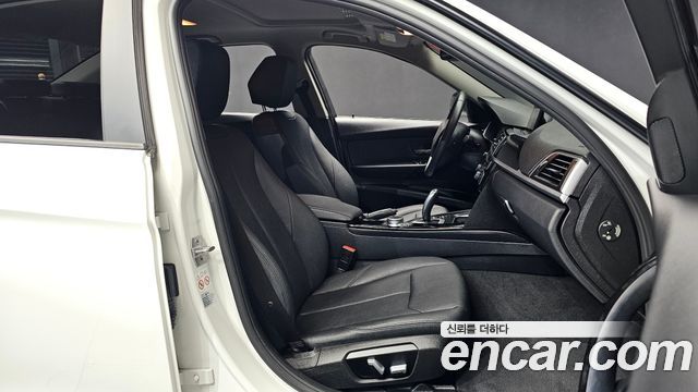 BMW 3-Series 2018 — photo 11