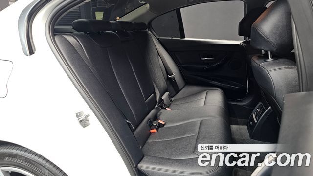 BMW 3-Series 2018 — photo 12