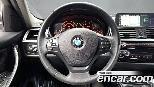 BMW 3-Series 2018 — photo 13