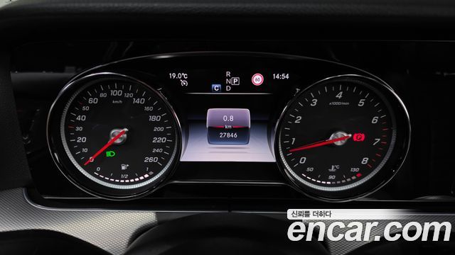 Mercedes-Benz E-Class 2020 — photo 11