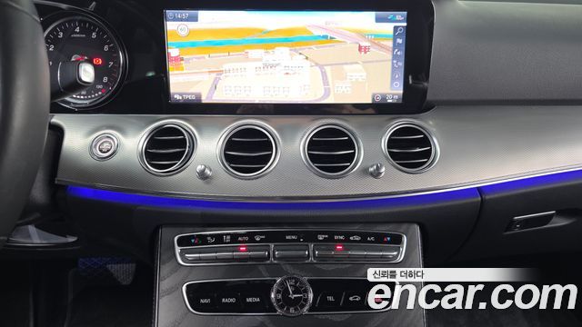 Mercedes-Benz E-Class 2020 — photo 20