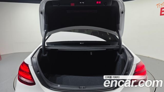 Mercedes-Benz E-Class 2020 — photo 26