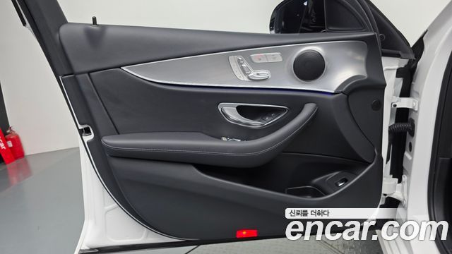 Mercedes-Benz E-Class 2020 — photo 14