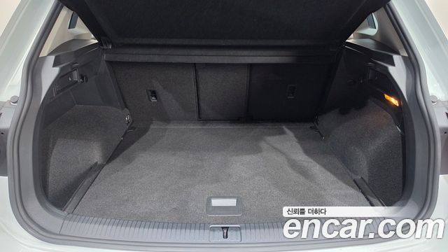 Volkswagen Tiguan 2021 — photo 26