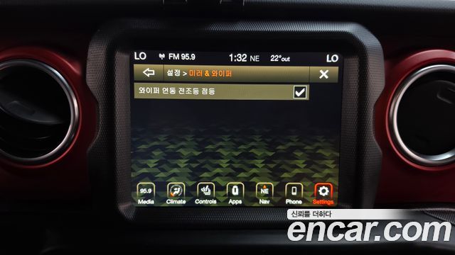 Jeep Wrangler 2020 — photo 18