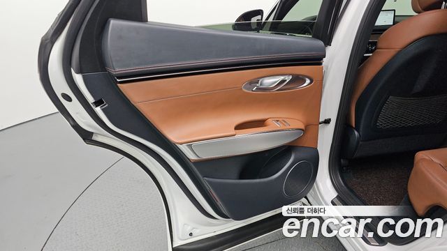Genesis GV70 2023 — photo 15