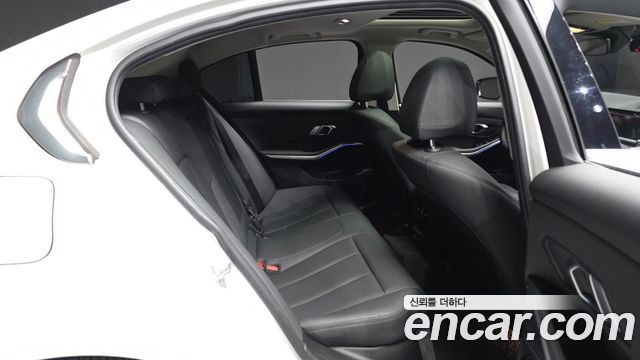 BMW 3-Series 2019 — photo 12