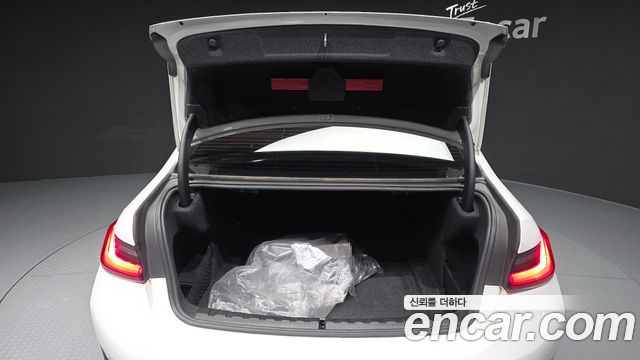 BMW 3-Series 2019 — photo 20