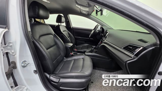 Hyundai AVANTE 2018 — photo 10