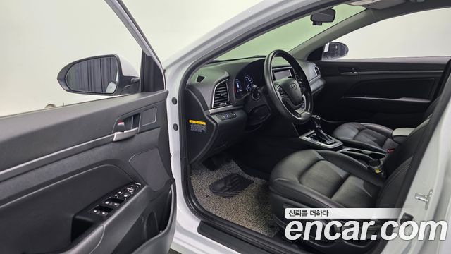 Hyundai AVANTE 2018 — photo 11