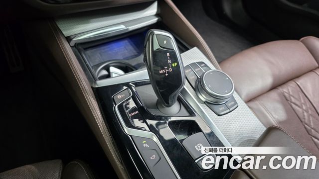 BMW 5-Series 2019 — photo 12