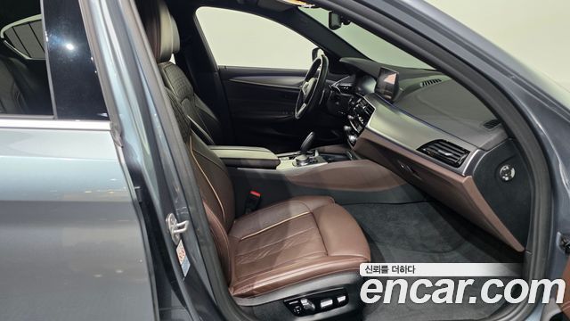 BMW 5-Series 2019 — photo 17