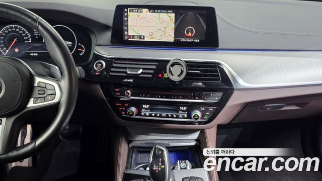BMW 5-Series 2019 — photo 20