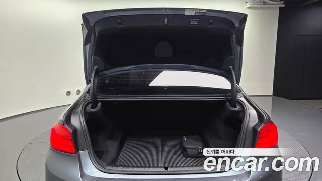 BMW 5-Series 2019 — photo 26