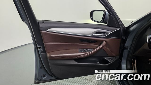 BMW 5-Series 2019 — photo 14