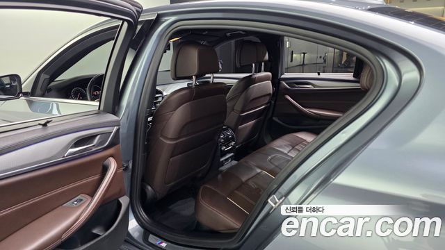 BMW 5-Series 2019 — photo 16