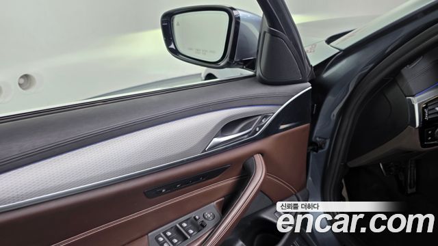 BMW 5-Series 2019 — photo 27
