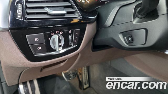BMW 5-Series 2019 — photo 28