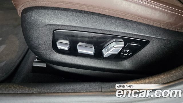 BMW 5-Series 2019 — photo 31