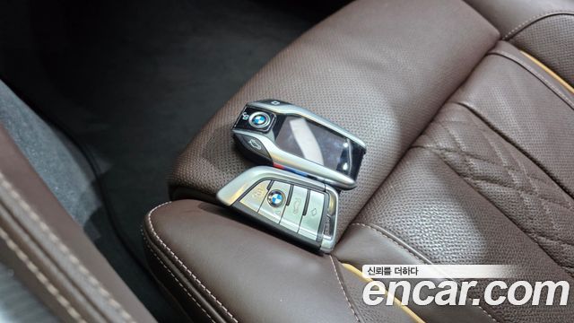 BMW 5-Series 2019 — photo 32
